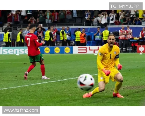 德国小女孩在欧洲杯赛场泪流满面感动无数球迷心碎瞬间